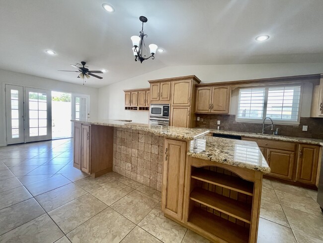 Building Photo - Gorgeous Single Story 3 Bed, 2 Bath Single...