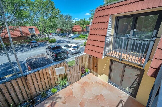 Building Photo - 9919 NW 6th Ct
