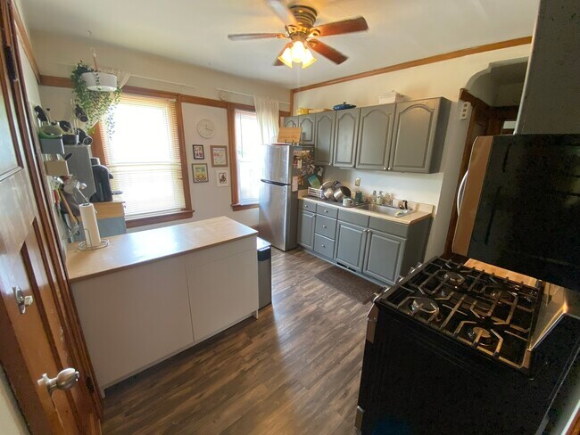 Building Photo - 319 E Montana St