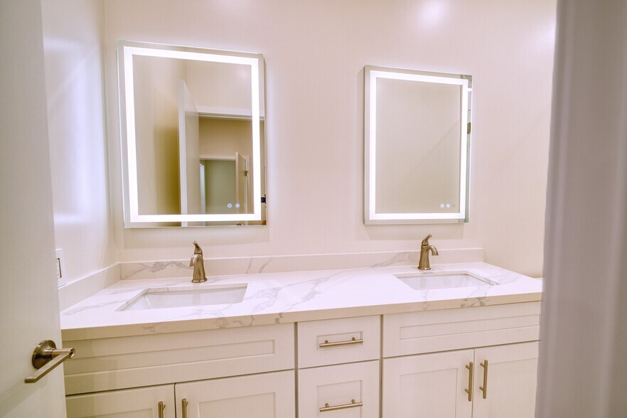 Building Photo - 13920 Moorpark St