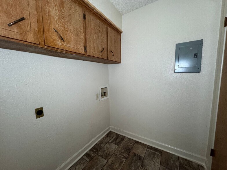 Building Photo - 3609 Hereford Ln