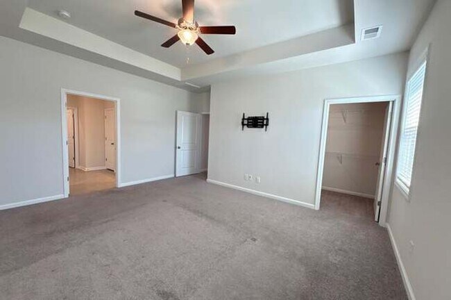 Building Photo - 4Bed/3.5Bath 3190 sq ft home located in the Falls