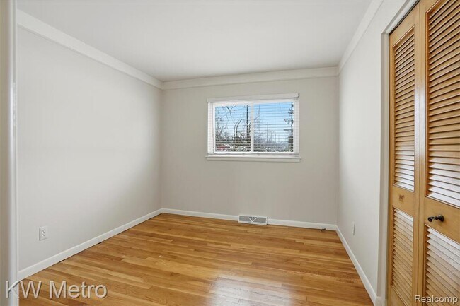 Building Photo - 1204 Montrose Ave