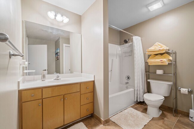 Building Photo - One Bedroom Furnished Condo in Uptown Char...
