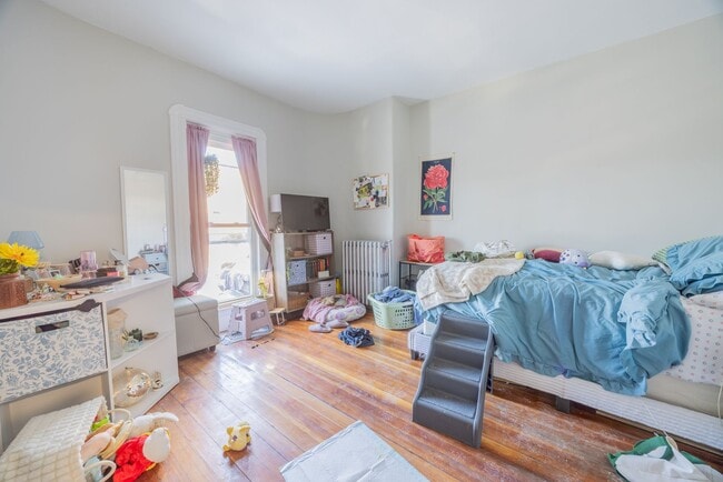 Building Photo - NICE ALLSTON 4.5 BED/2 BATH ON BRAINERD RD W/ HT&HW INCLUDED