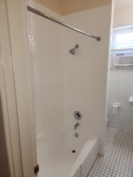 Bathroom - 1918 Sarah St