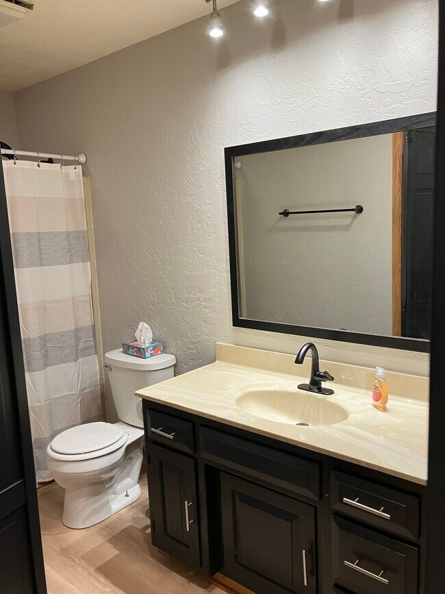 Building Photo - 1371 W 18th Ave