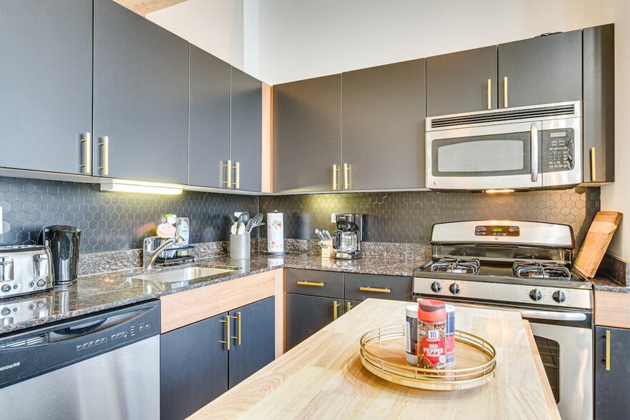 Building Photo - 235 W Van Buren St