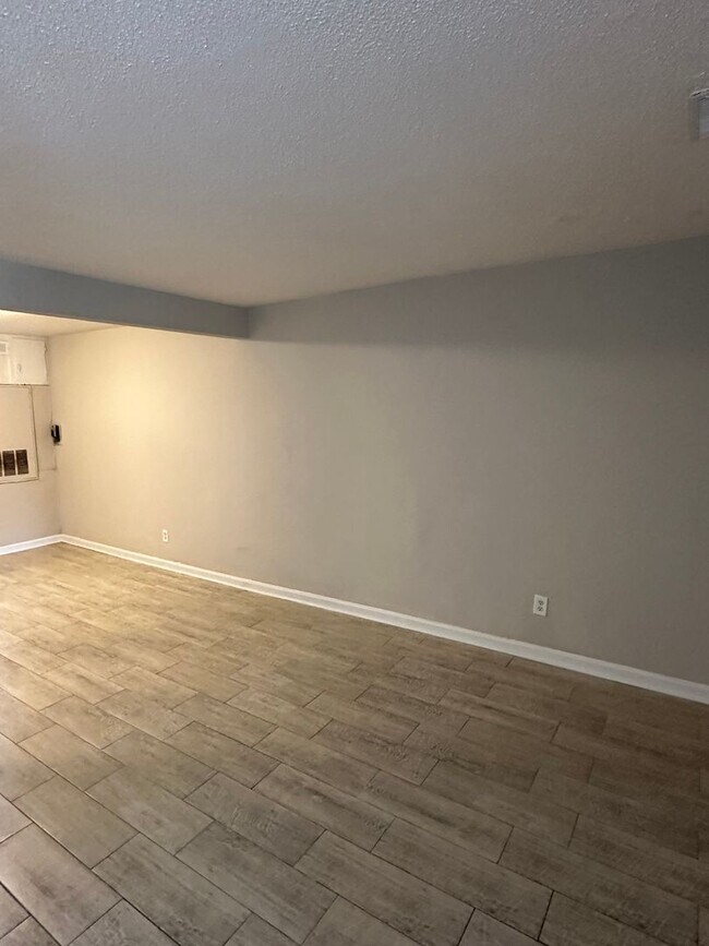 Building Photo - Spacious 2bedroom Townhome (500.00 off first full months rent ) Apply by 4/20/2026