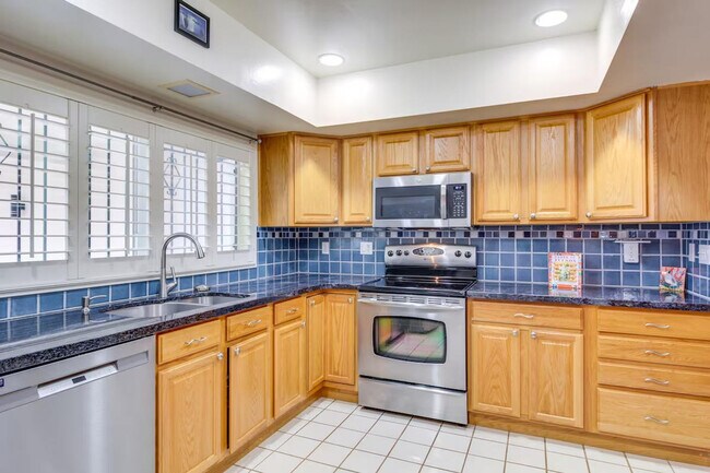 Building Photo - 5026 N Crestridge Dr