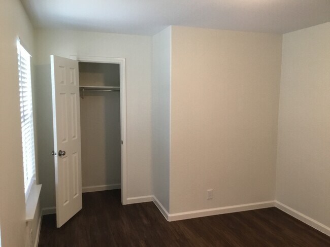 Building Photo - 112 Retama