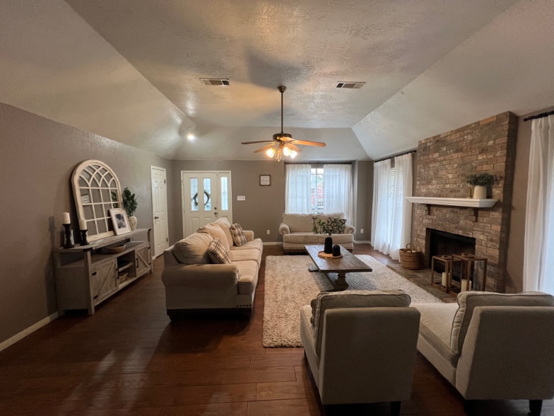 Building Photo - 7925 Blue Bonnet St