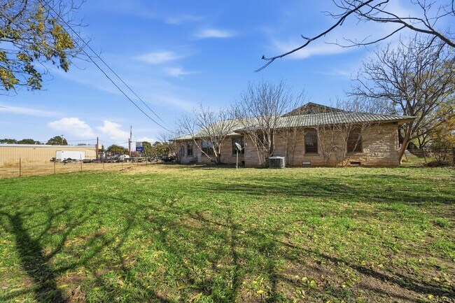 Building Photo - 134 Meander St