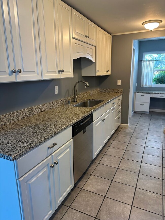 Building Photo - Cozy 3-Bed, 2-Bath Home in Lincoln Manor