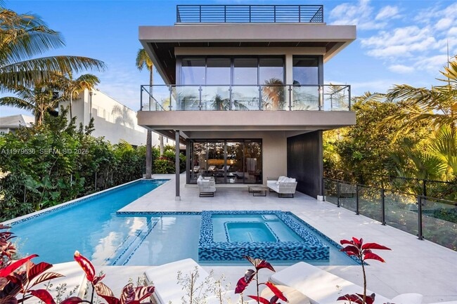 Building Photo - 723 NE 77th St