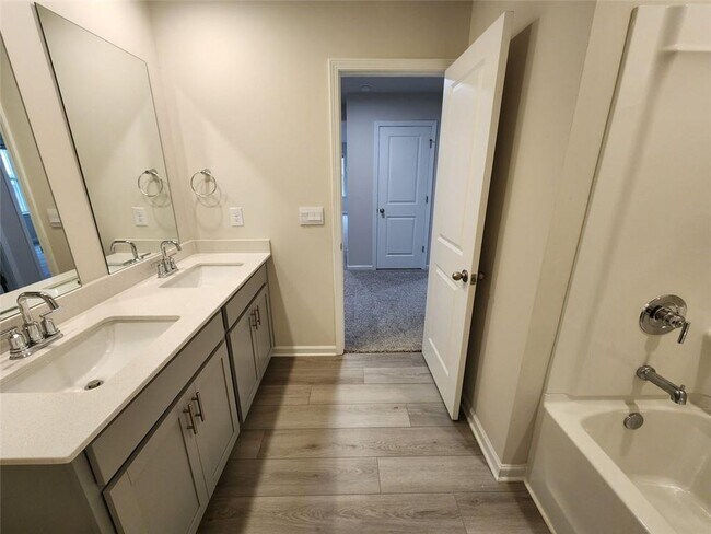 Building Photo - 235 Vly Oak Dr