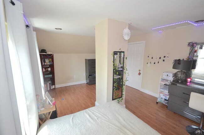 Third Floor Bedroom 3 - 7 Central St