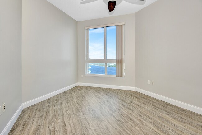 Building Photo - 231 Riverside Dr