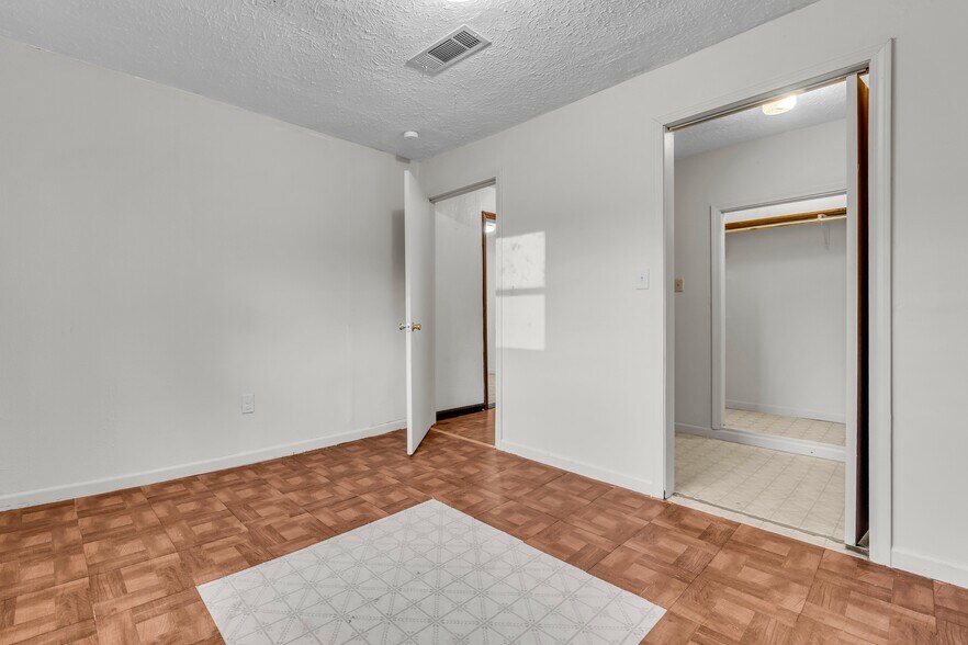 Building Photo - 523 18th St N