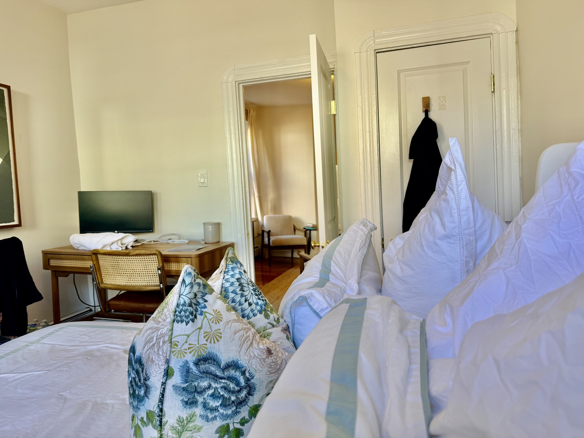 Building Photo - 17 Irving St