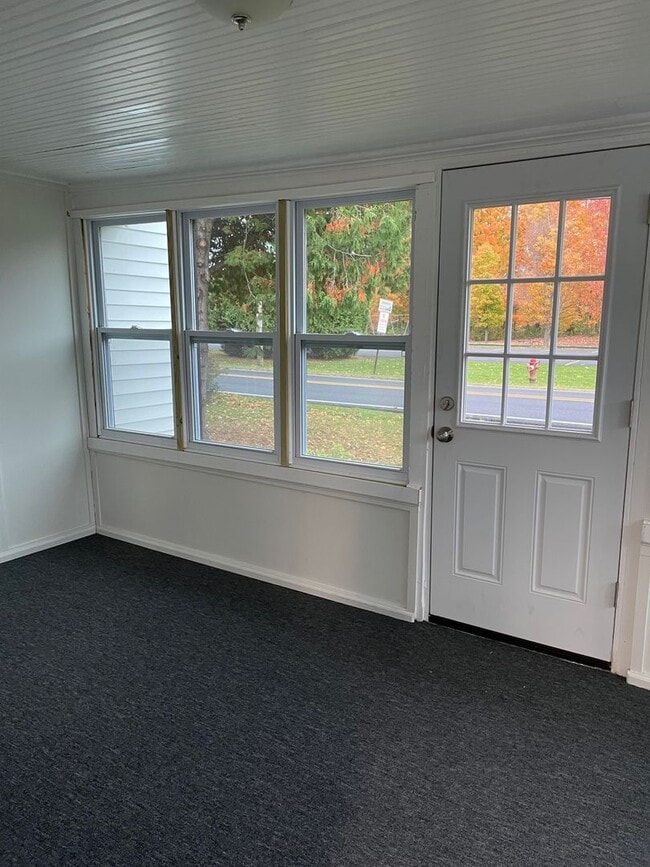 Building Photo - 3 Bedroom, 1 Bath Farmhouse Jamesville-DeWitt School