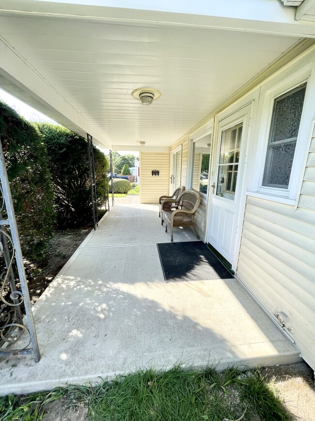 Building Photo - 613 Hickory Dr