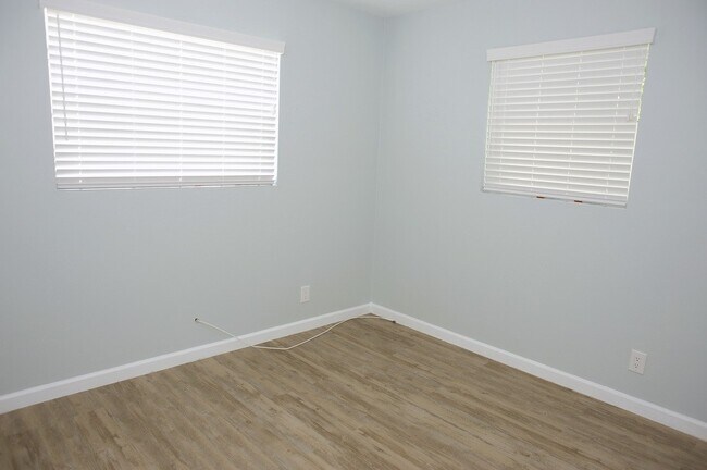 Building Photo - 2 Bedroom Duplex in Naples Park - Annual Rental