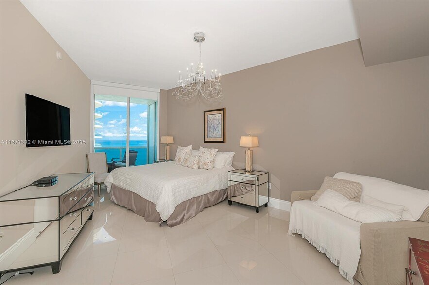 Building Photo - 16001 Collins Ave