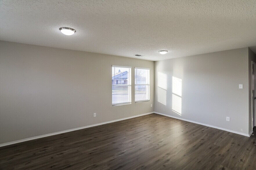Building Photo - 16101 Hollyhill Ct