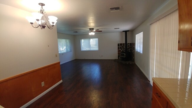 Building Photo - Cute AND Spacious