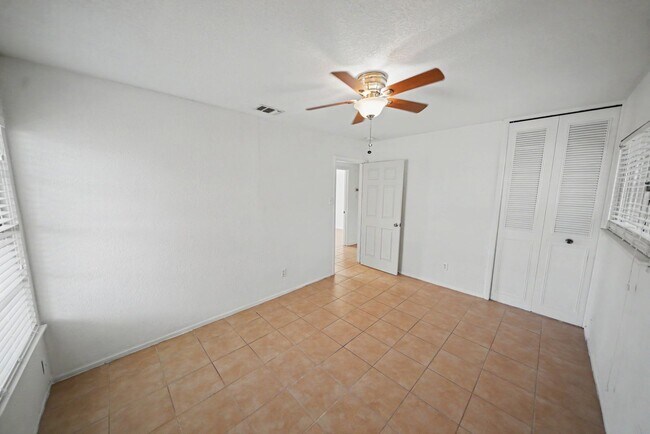 Building Photo - 823 Straight Ln