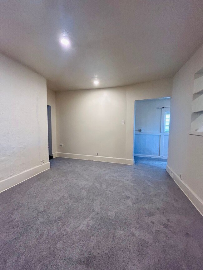 Building Photo - 3 Bedroom Home w/Bonus Room l Riverview Park