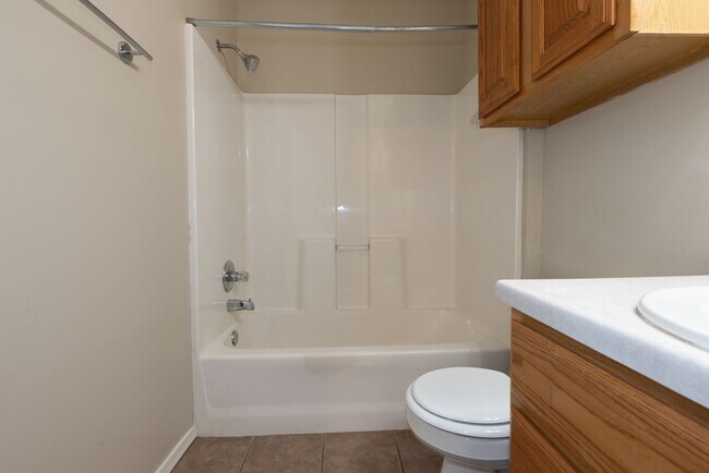 Building Photo - Beautiful  3 Bedroom, 2.5 Bath Condo in Canterbury!