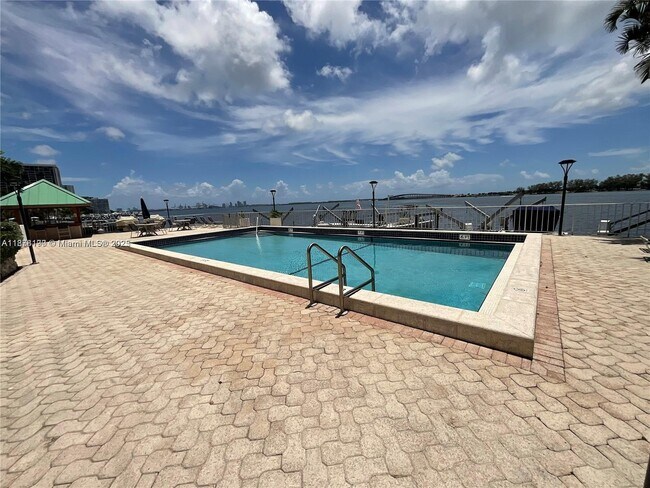 Building Photo - 2201 Brickell Ave