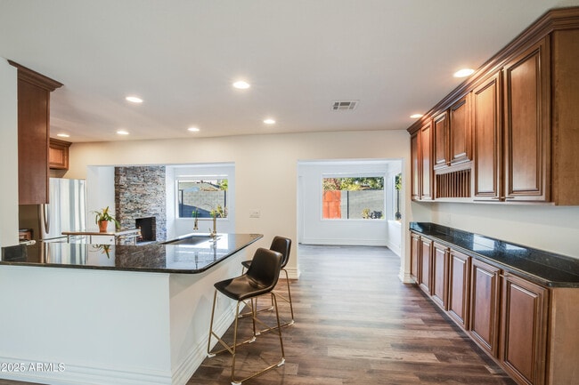 Building Photo - 2532 E Highland Ave