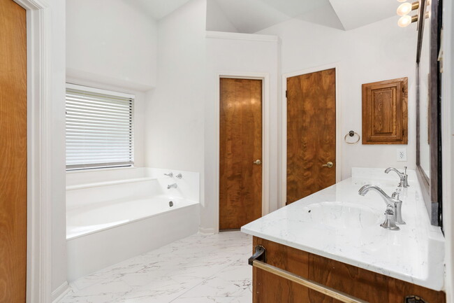 Building Photo - 13722 Hunters Hawk