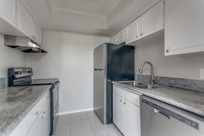 Building Photo - BEAUTIFUL ALAMO HEIGHTS CONDOMINIUM AT THE GEORGIAN