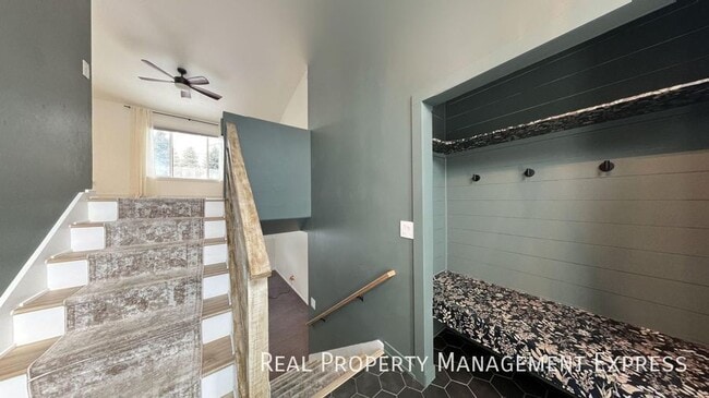 Building Photo - Spacious 4BR, 2BA Gem with Fireplace and O...