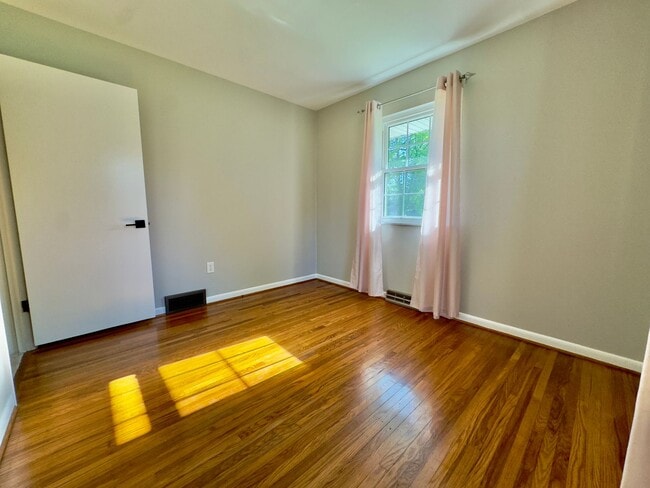 Building Photo - 5247 Silvertown Dr