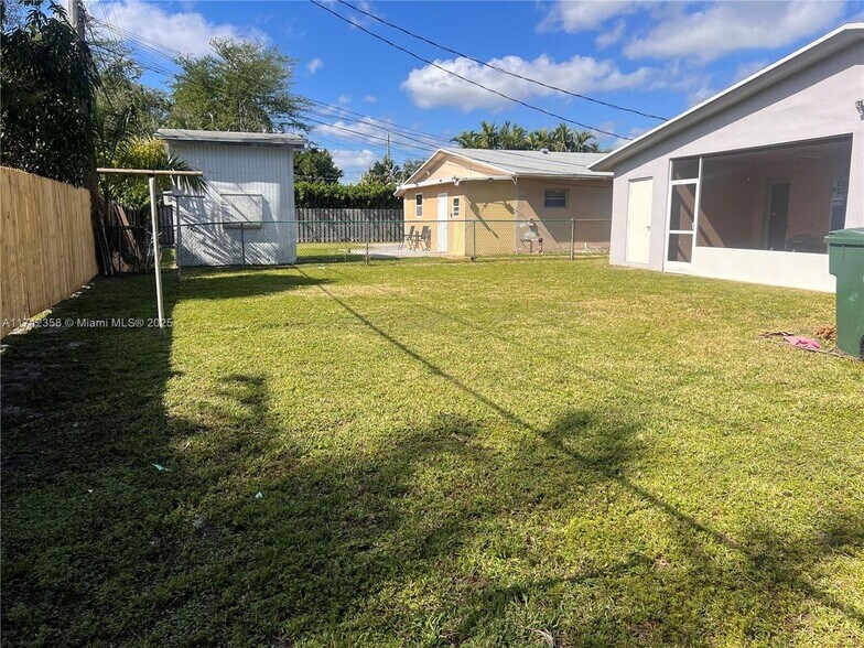 Building Photo - 820 SW 12th Ave