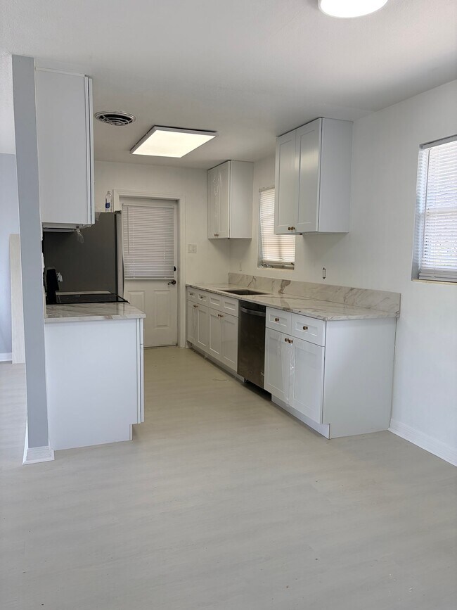 Building Photo - 1047 Japonica Ln