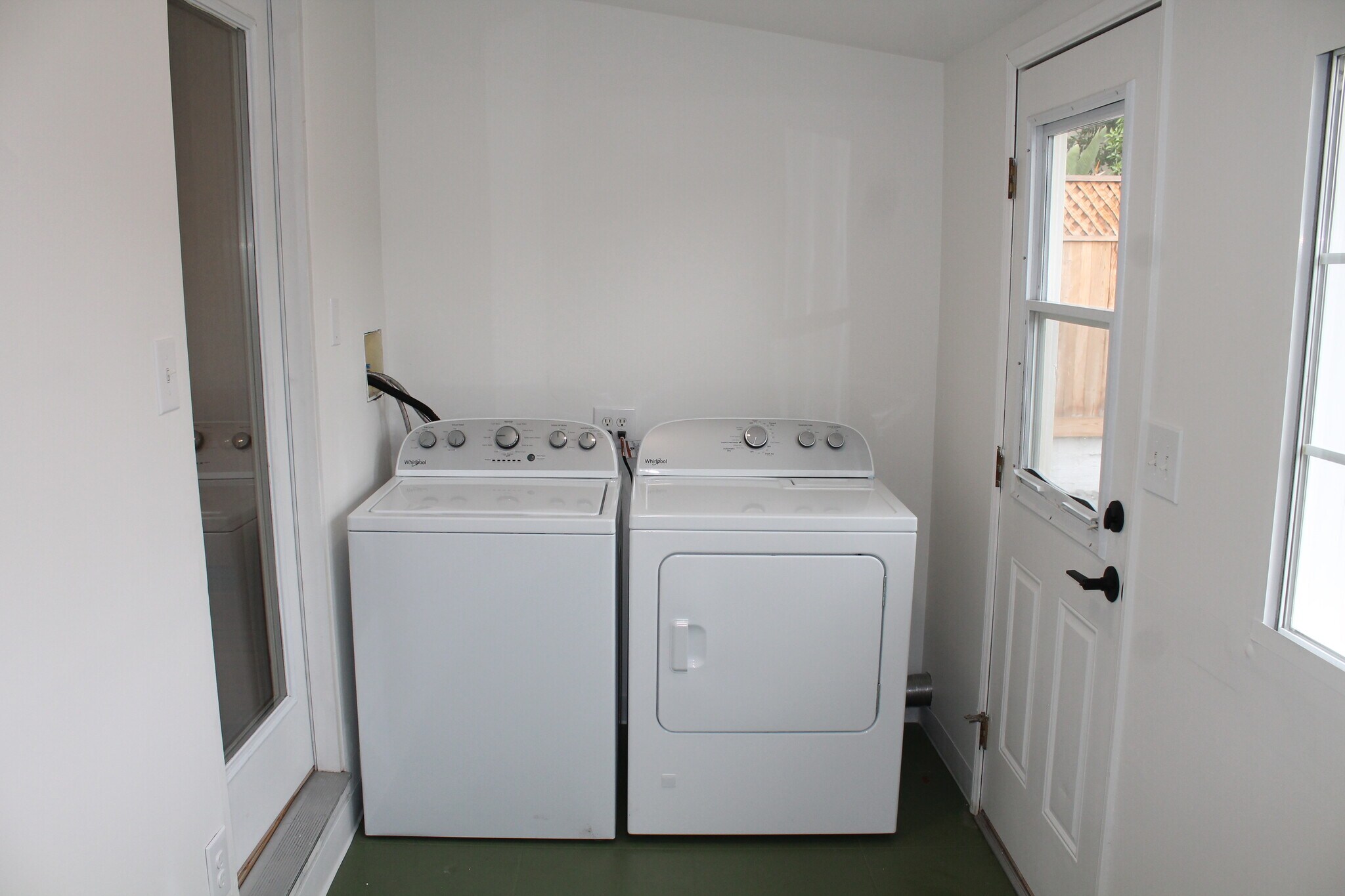 Building Photo - 530 E Grinnell Dr