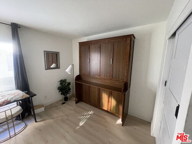 Building Photo - 5245 Coldwater Canyon Ave