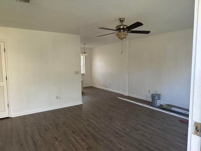 Building Photo - 1571 Coombs Dr