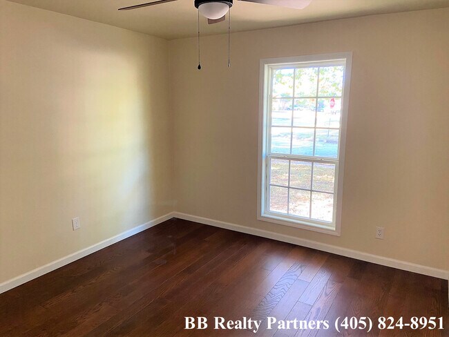 Building Photo - 429 S Gum Ave