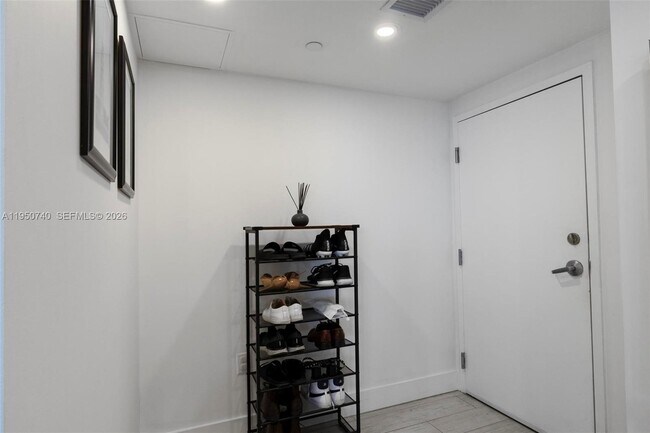 Building Photo - 13800 Highland Dr