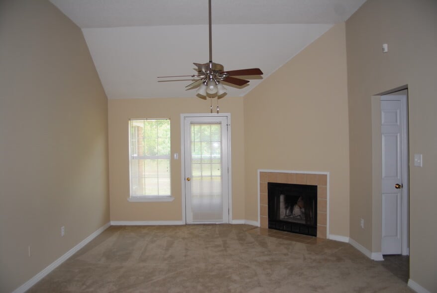 Building Photo - 33 Heather Ln