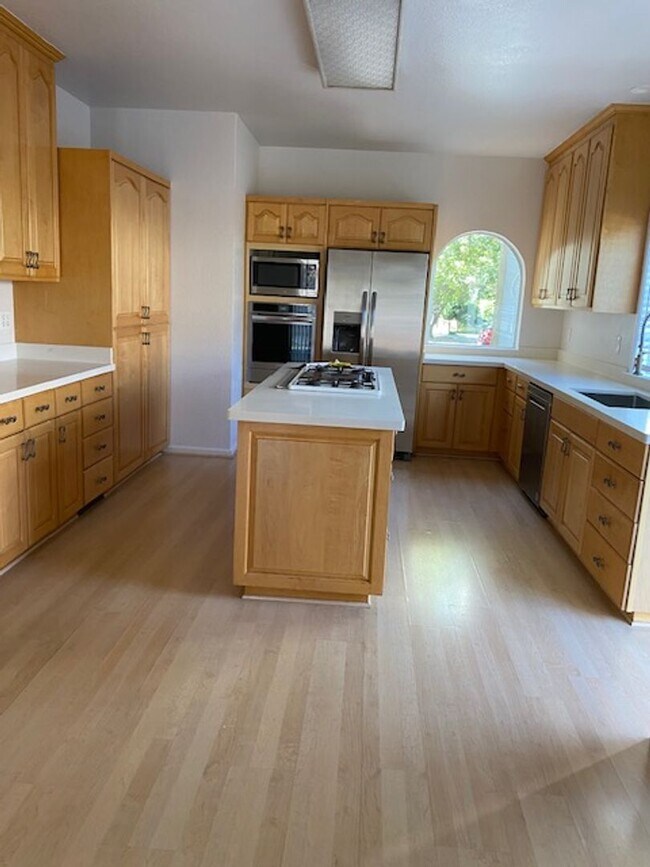 Building Photo - Spacious updated home with 3 downstairs be...