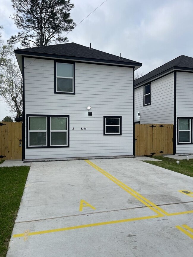 Building Photo - 6013 Wedgefield St