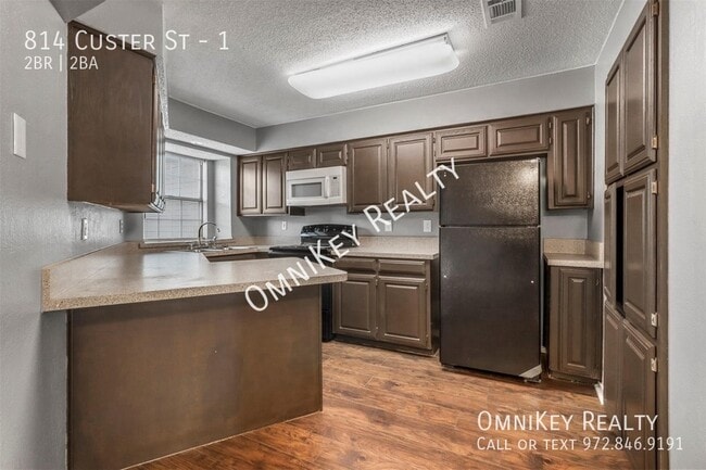 Building Photo - 814 Custer St